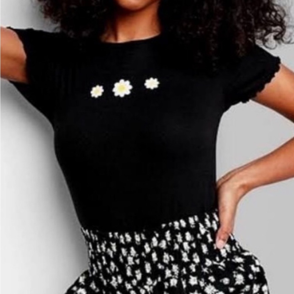 Wild Fable black cropped t-shirt with daisies Size L